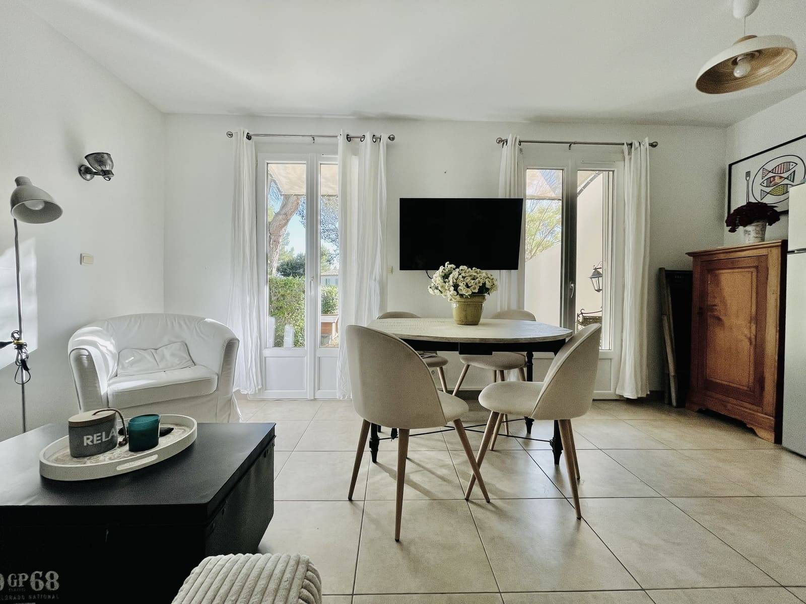 À VENDRE, COQUET BASTIDON RÉNOVÉ AU COEUR DU GOLF DE PONT ROYAL AVEC JARDIN ET PARKING