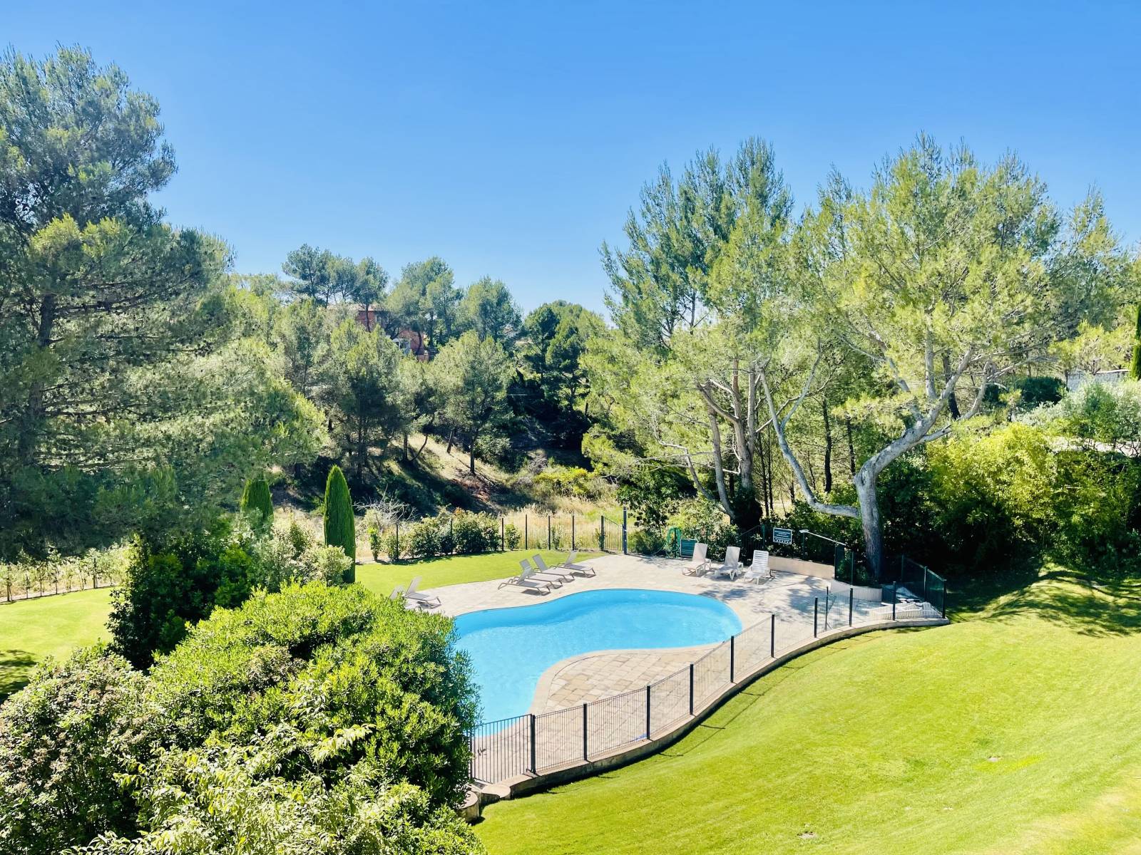 villa avec piscine à vendre sur terrain arboré à mallemort golf de pont royal 13370