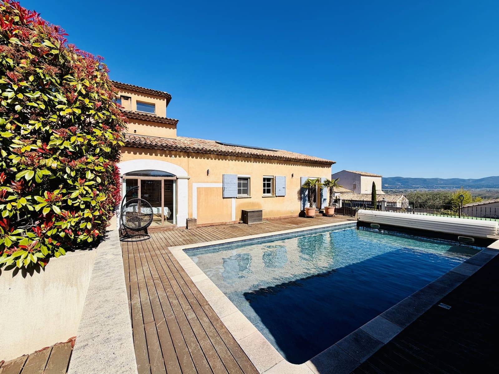 Villa avec piscine et terrasse dominante