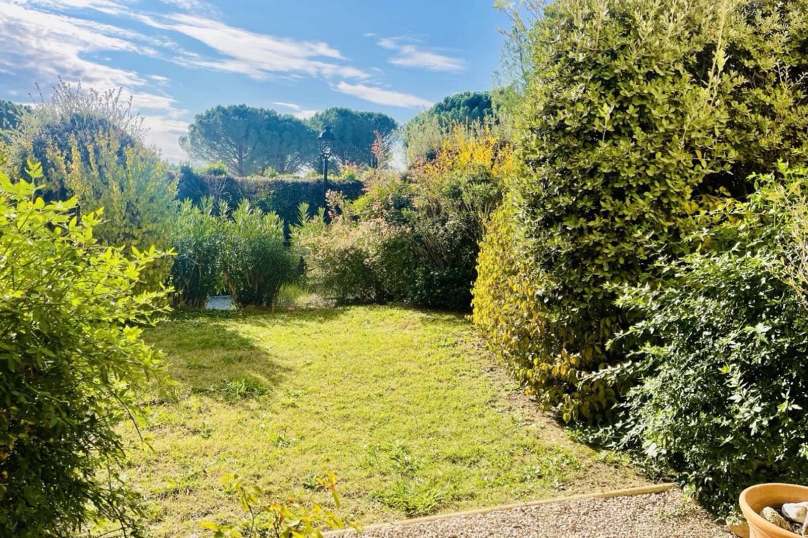 APPARTEMENT AVEC JARDIN - PARKING COUVERT - GOLF DE PONT ROYAL À MALLEMORT