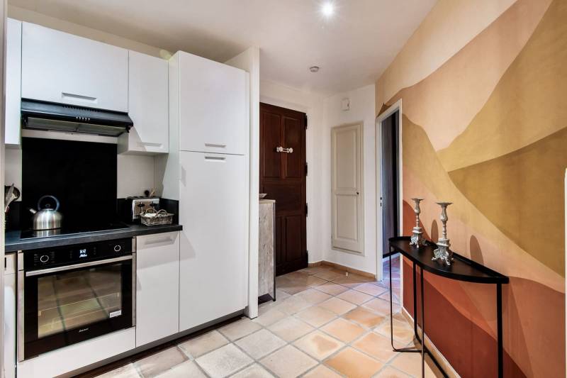 MAGNIFIQUE APPARTEMENT MEUBLÉ SUR LE GOLF DE PONT ROYAL, PARKING SOUTERRAIN ET PISCINE RÉSIDENTIELLE