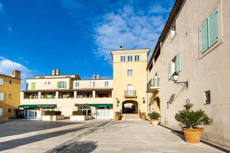 MAGNIFIQUE APPARTEMENT MEUBLÉ SUR LE GOLF DE PONT ROYAL, PARKING SOUTERRAIN ET PISCINE RÉSIDENTIELLE