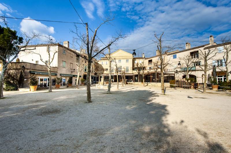 MAGNIFIQUE APPARTEMENT MEUBLÉ SUR LE GOLF DE PONT ROYAL, PARKING SOUTERRAIN ET PISCINE RÉSIDENTIELLE
