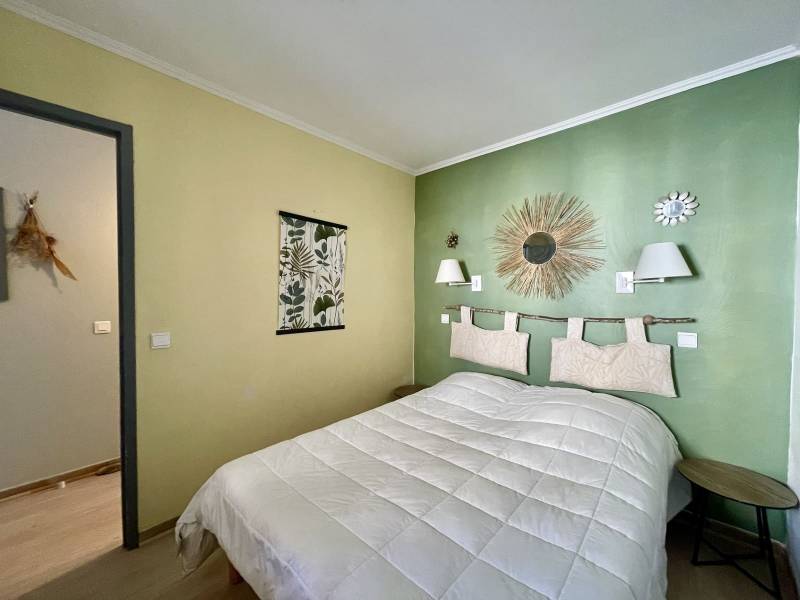 CHARMANT REZ-DE-JARDIN, EMPLACEMENT CENTRAL, PARKING PRIVATIF SUR LE GOLF DE PONT ROYAL