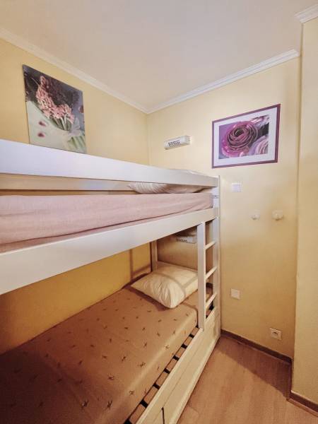 CHARMANT REZ-DE-JARDIN, EMPLACEMENT CENTRAL, PARKING PRIVATIF SUR LE GOLF DE PONT ROYAL