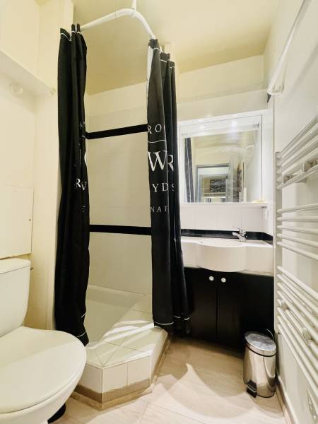 CHARMANT REZ-DE-JARDIN, EMPLACEMENT CENTRAL, PARKING PRIVATIF SUR LE GOLF DE PONT ROYAL