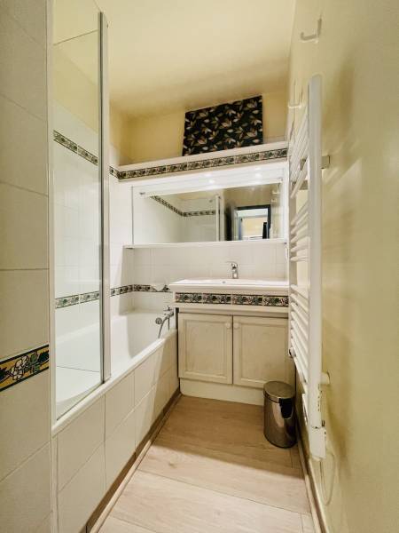 CHARMANT REZ-DE-JARDIN, EMPLACEMENT CENTRAL, PARKING PRIVATIF SUR LE GOLF DE PONT ROYAL