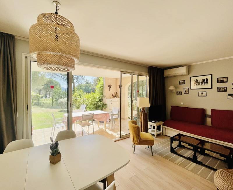 CHARMANT REZ-DE-JARDIN, EMPLACEMENT CENTRAL, PARKING PRIVATIF SUR LE GOLF DE PONT ROYAL