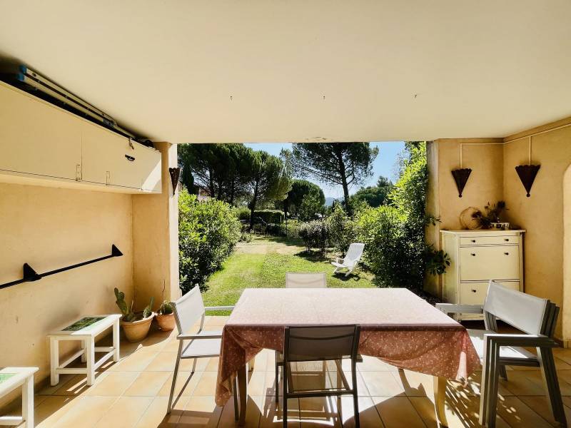 CHARMANT REZ-DE-JARDIN, EMPLACEMENT CENTRAL, PARKING PRIVATIF SUR LE GOLF DE PONT ROYAL