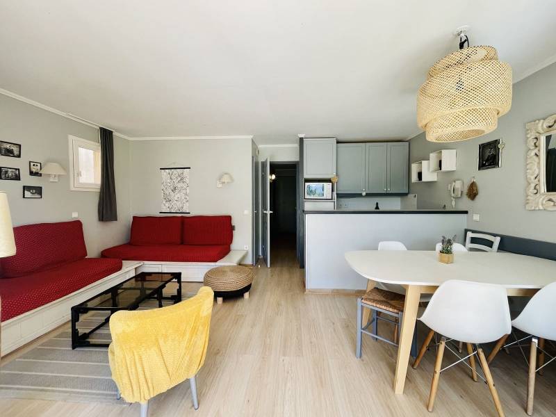 CHARMANT REZ-DE-JARDIN, EMPLACEMENT CENTRAL, PARKING PRIVATIF SUR LE GOLF DE PONT ROYAL