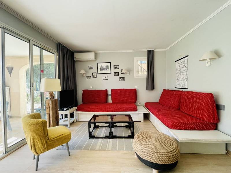 CHARMANT REZ-DE-JARDIN, EMPLACEMENT CENTRAL, PARKING PRIVATIF SUR LE GOLF DE PONT ROYAL