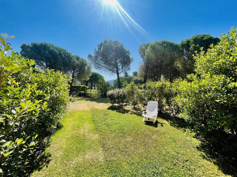 CHARMANT REZ-DE-JARDIN, EMPLACEMENT CENTRAL, PARKING PRIVATIF SUR LE GOLF DE PONT ROYAL