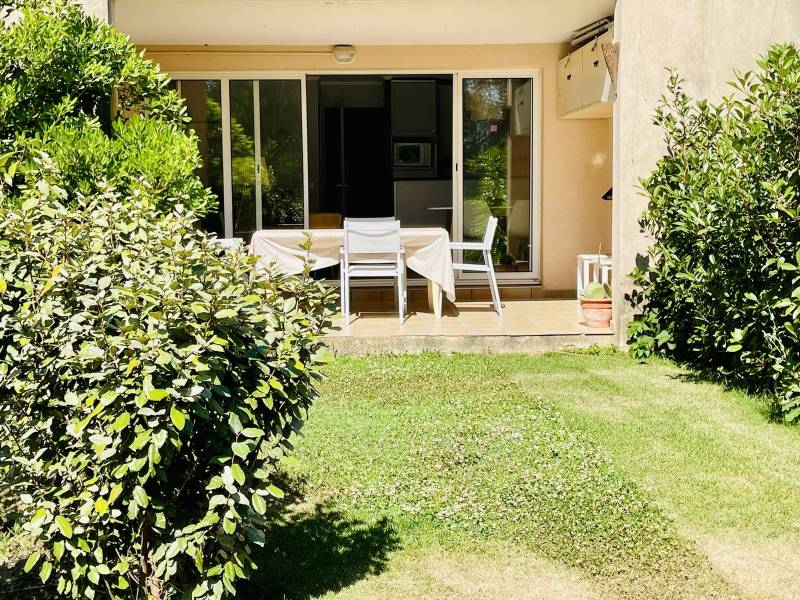 CHARMANT REZ-DE-JARDIN, EMPLACEMENT CENTRAL, PARKING PRIVATIF SUR LE GOLF DE PONT ROYAL