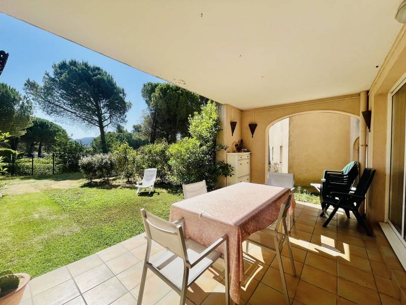 CHARMANT REZ-DE-JARDIN, EMPLACEMENT CENTRAL, PARKING PRIVATIF SUR LE GOLF DE PONT ROYAL