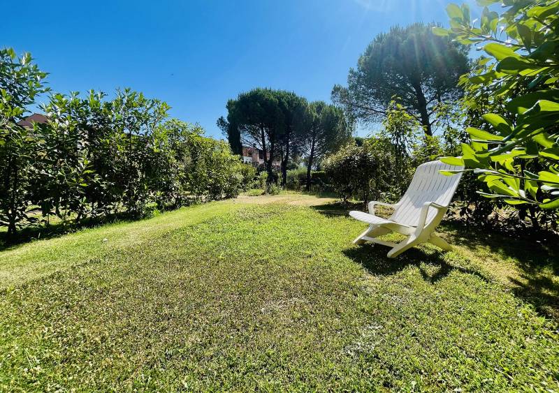 CHARMANT REZ-DE-JARDIN, EMPLACEMENT CENTRAL, PARKING PRIVATIF SUR LE GOLF DE PONT ROYAL