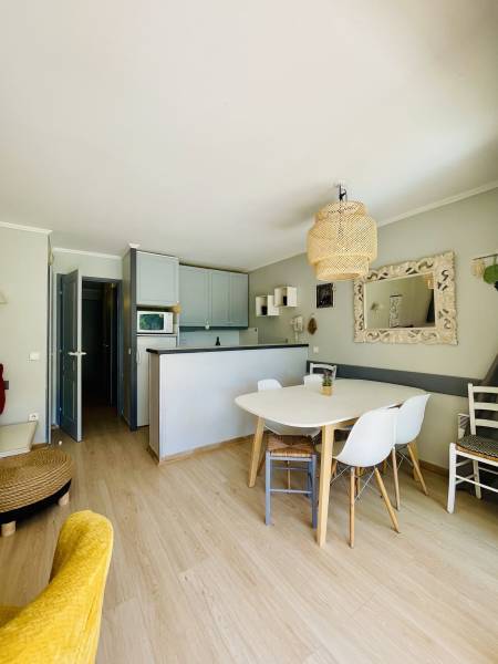 CHARMANT REZ-DE-JARDIN, EMPLACEMENT CENTRAL, PARKING PRIVATIF SUR LE GOLF DE PONT ROYAL