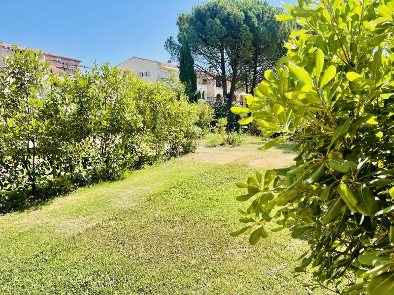 CHARMANT REZ-DE-JARDIN, EMPLACEMENT CENTRAL, PARKING PRIVATIF SUR LE GOLF DE PONT ROYAL