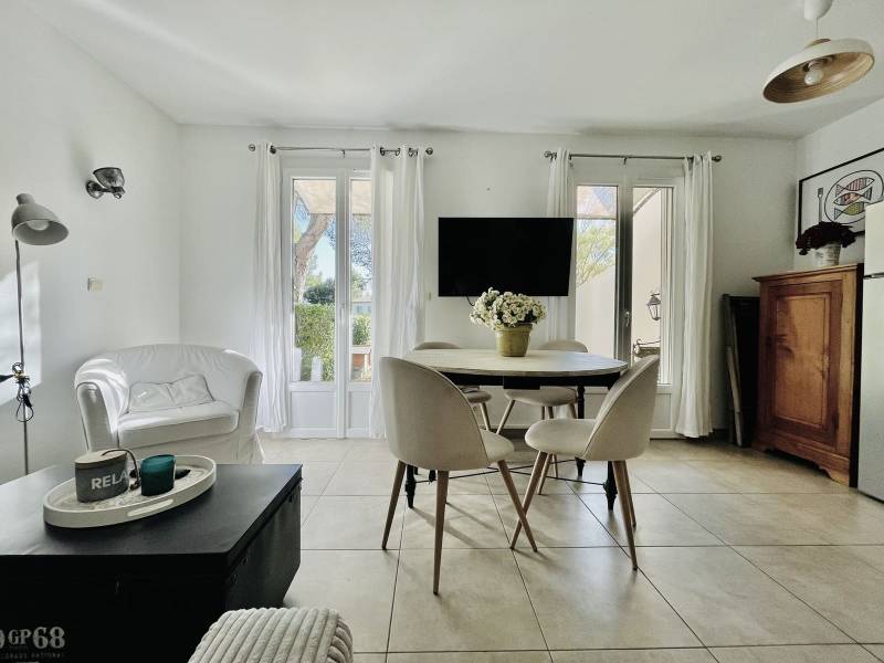 À VENDRE, COQUET BASTIDON RÉNOVÉ AU COEUR DU GOLF DE PONT ROYAL AVEC JARDIN ET PARKING