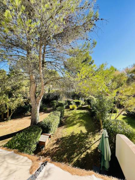 À VENDRE, COQUET BASTIDON RÉNOVÉ AU COEUR DU GOLF DE PONT ROYAL AVEC JARDIN ET PARKING