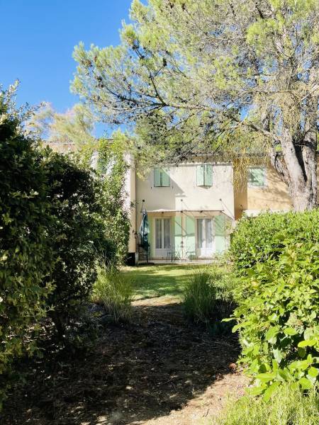 À VENDRE, COQUET BASTIDON RÉNOVÉ AU COEUR DU GOLF DE PONT ROYAL AVEC JARDIN ET PARKING