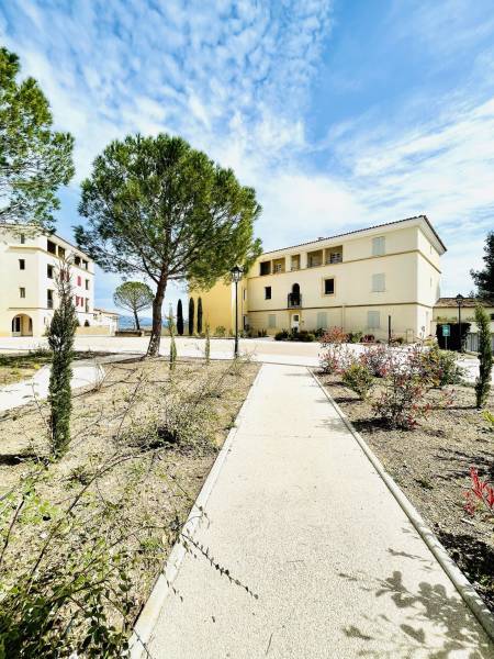 GARAGE FERMÉ EN SOUS SOL SUR LE GOLF DE PONT ROYAL