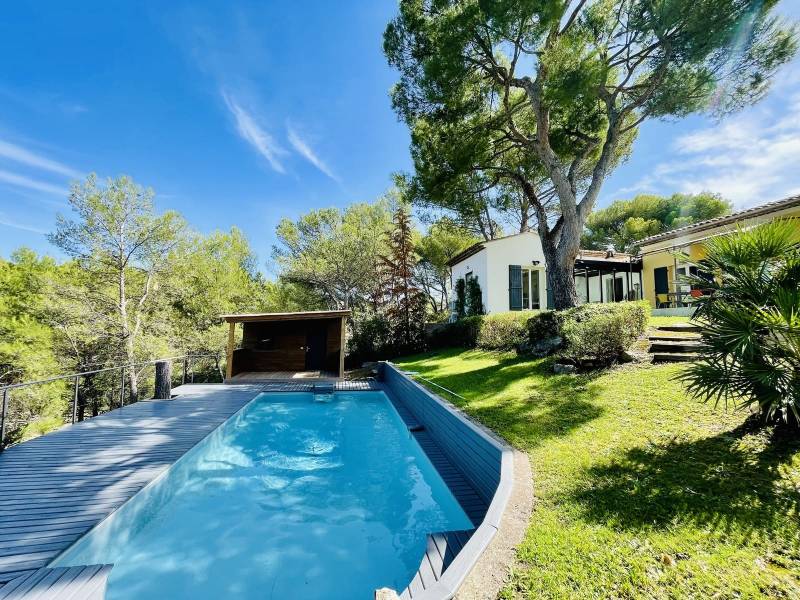 MAISON MEUBLÉE DE PLAIN PIED À VENDRE SUR LE GOLF DE PONT ROYAL À MALLEMORT
