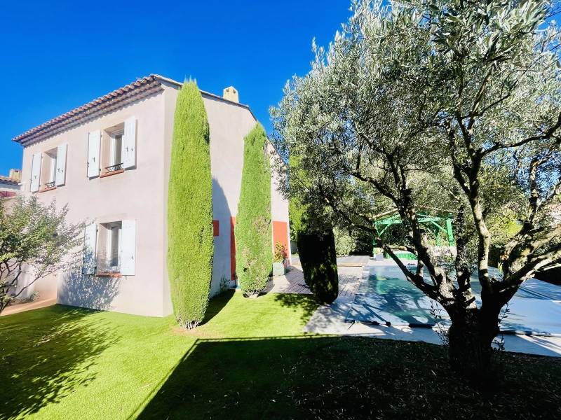 À VENDRE MAISON 4 CHAMBRES AVEC PISCINE ET GARAGE SUR LE GOLF DE PONT ROYAL