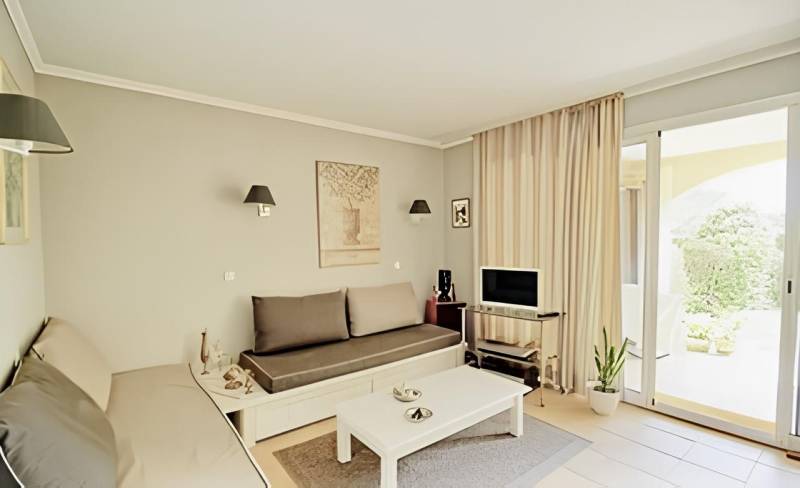 APPARTEMENT AVEC JARDIN - PARKING COUVERT - GOLF DE PONT ROYAL À MALLEMORT