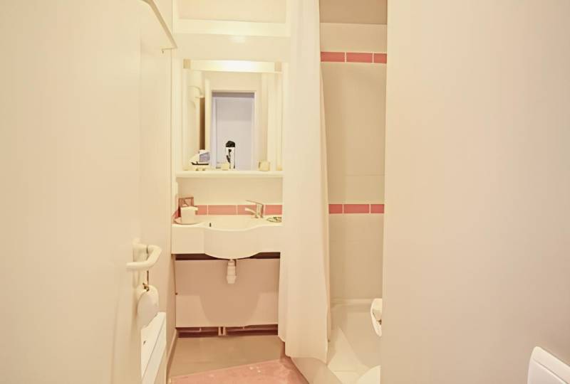 APPARTEMENT AVEC JARDIN - PARKING COUVERT - GOLF DE PONT ROYAL À MALLEMORT