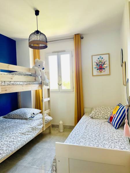 LOCATION SAISONNIÈRE MAISON 3 PIÈCES AVEC JARDIN, PISCINE ET PARKING À MALLEMORT