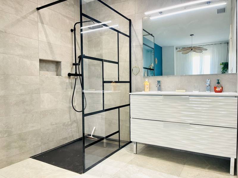 LOCATION SAISONNIÈRE MAISON 3 PIÈCES AVEC JARDIN, PISCINE ET PARKING À MALLEMORT