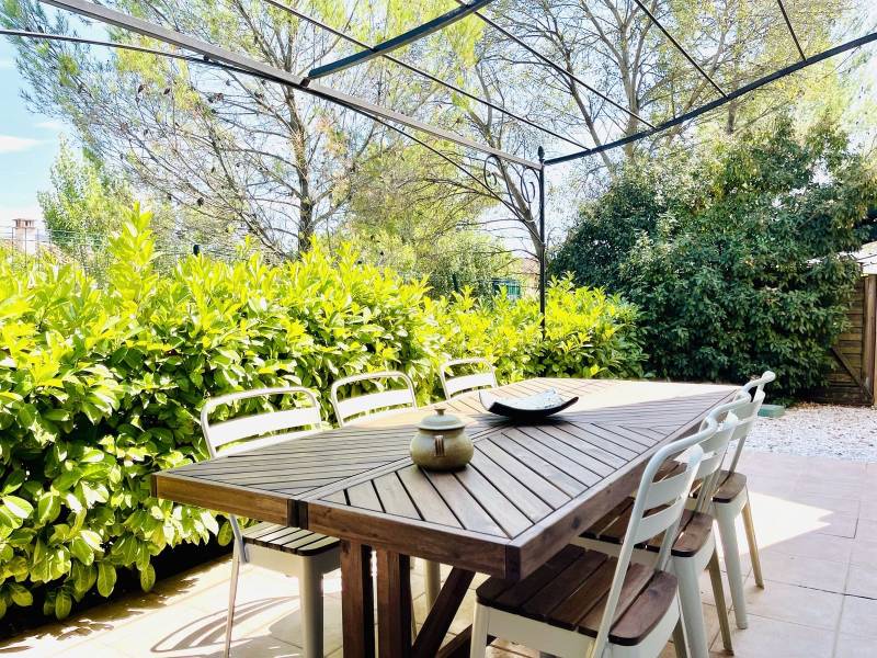 LOCATION SAISONNIÈRE MAISON 3 PIÈCES AVEC JARDIN, PISCINE ET PARKING À MALLEMORT