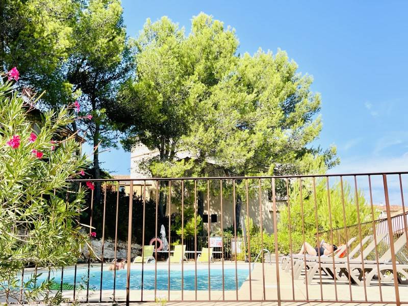 LOCATION SAISONNIÈRE MAISON 3 PIÈCES AVEC JARDIN, PISCINE ET PARKING À MALLEMORT