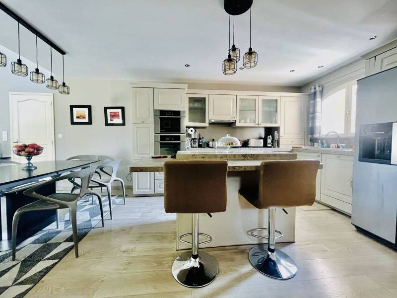 À VENDRE, VILLA 4 CHAMBRES, EN BORDURE DE GOLF À MALLEMORT
