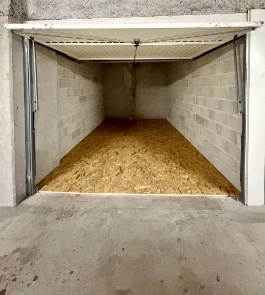 GARAGE FERMÉ EN SOUS SOL SUR LE GOLF DE PONT ROYAL