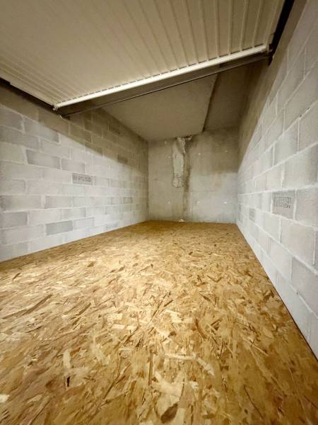 GARAGE FERMÉ EN SOUS SOL SUR LE GOLF DE PONT ROYAL