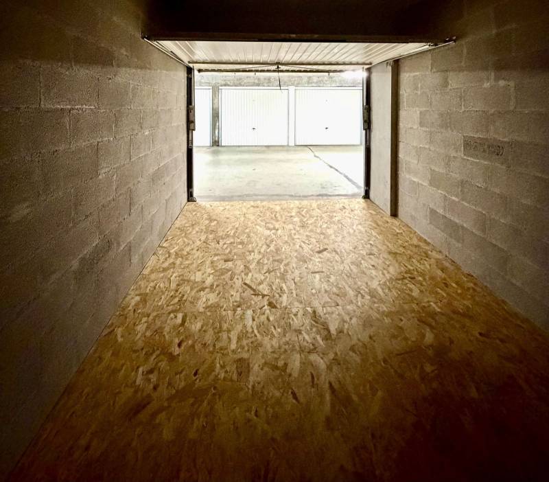 GARAGE FERMÉ EN SOUS SOL SUR LE GOLF DE PONT ROYAL