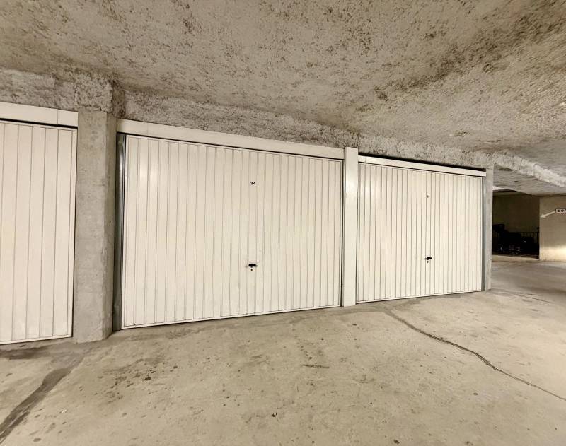GARAGE FERMÉ EN SOUS SOL SUR LE GOLF DE PONT ROYAL