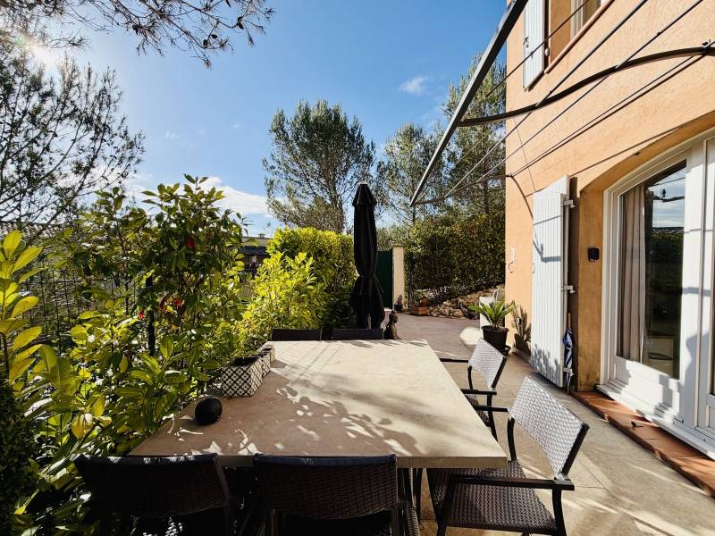 MAISON 4 PIÈCES CLIMATISÉE AVEC PISCINE ET PARKING SUR LE GOLF DE PONT ROYAL À MALLEMORT