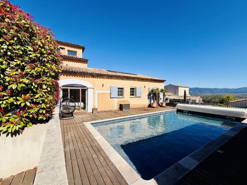 Villa avec piscine et terrasse dominante
