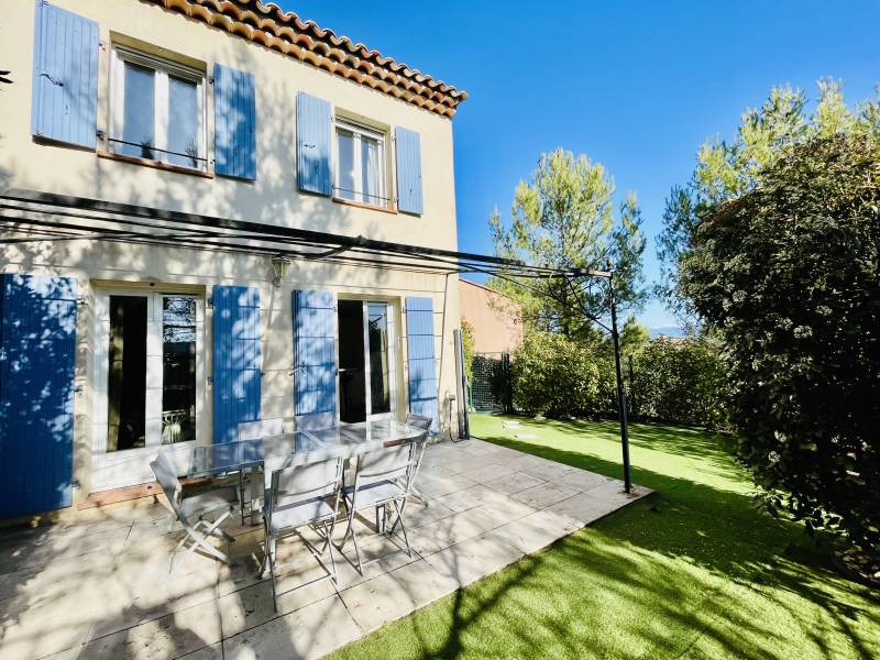 À LOUER, MAISON 2 CHAMBRES + CHAMBRETTE, JARDIN, PARKING PRIVÉ ET PISCINE, GOLF DE PONT ROYAL À MALLEMORT