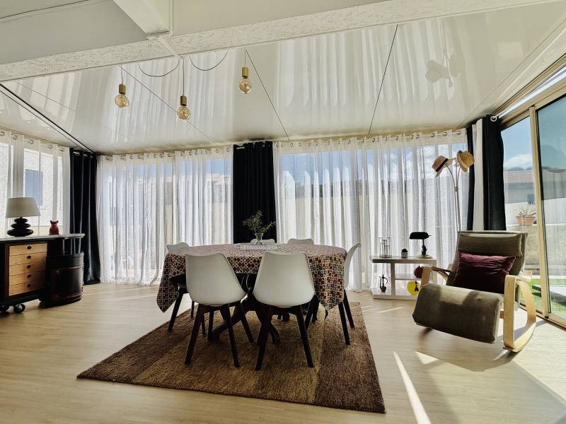 véranda aménagée en salle à manger