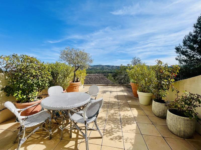 APPARTEMENT MEUBLÉ DE STANDING AVEC PISCINES, GARAGE ET CAVE SUR LE GOLF DE PONT ROYAL