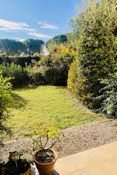 APPARTEMENT AVEC JARDIN - PARKING COUVERT - GOLF DE PONT ROYAL À MALLEMORT