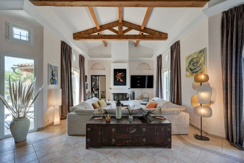 VILLA D'EXCEPTION SUR UN TERRAIN DE 3500M2, DOMAINE ET GOLF DE PONT ROYAL