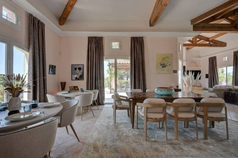 VILLA D'EXCEPTION SUR UN TERRAIN DE 3500M2, DOMAINE ET GOLF DE PONT ROYAL