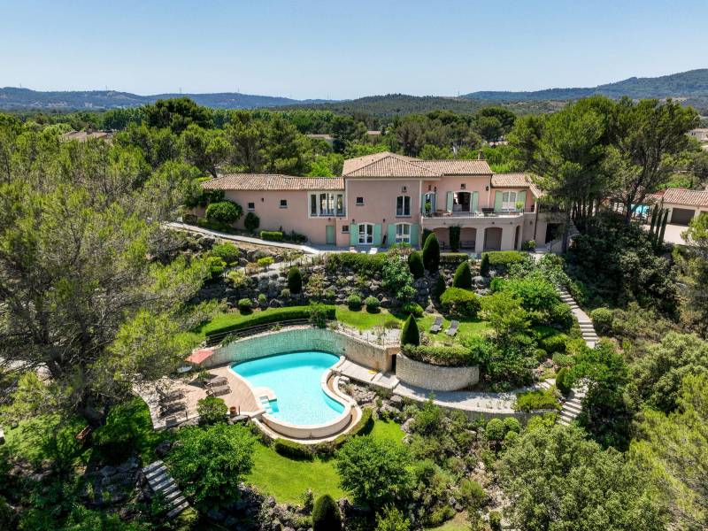 VILLA D'EXCEPTION SUR UN TERRAIN DE 3500M2, DOMAINE ET GOLF DE PONT ROYAL