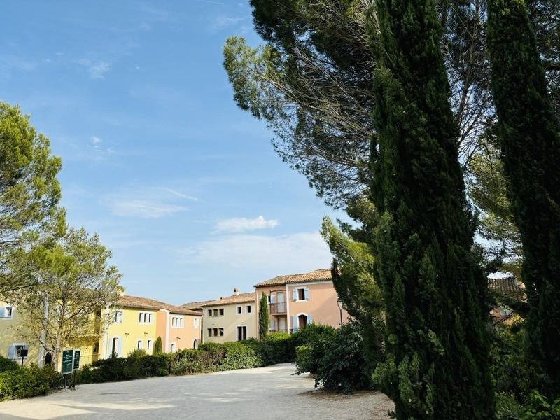 APPARTEMENT AVEC JARDIN - PARKING COUVERT - GOLF DE PONT ROYAL À MALLEMORT