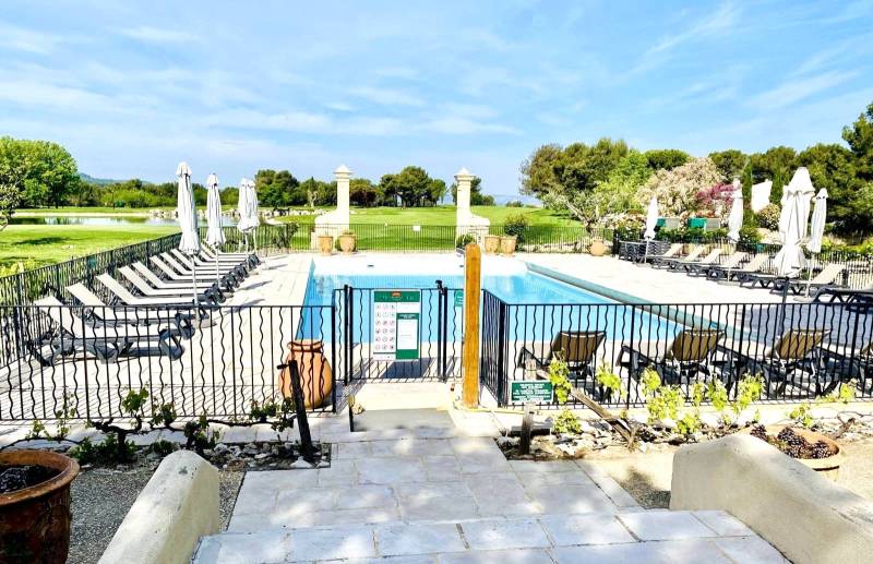 À VENDRE APPARTEMENT 2 PIÈCES EN REZ-DE-JARDIN  AVEC PISCINE ET PARKING SUR LE GOLF DE PONT ROYAL