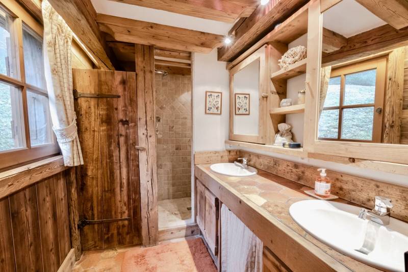 CHALET D'ARCHITECTE À MEGÈVE,  CENTRE À PIED ET SKI-OUT